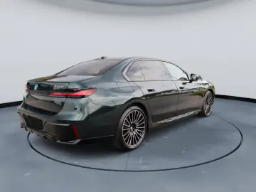 BMW 750e xDrive M Sport INDIVIDUAL Oxfordgrün
