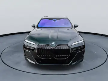 BMW 750e xDrive M Sport INDIVIDUAL Oxfordgrün