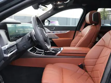 BMW 750e xDrive M Sport INDIVIDUAL Oxfordgrün