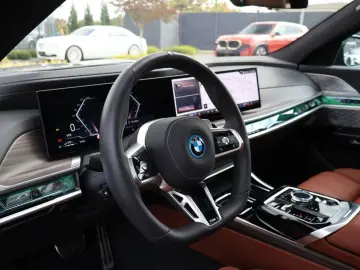 BMW 750e xDrive M Sport INDIVIDUAL Oxfordgrün