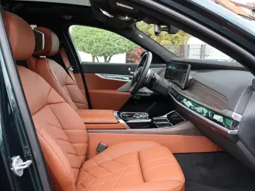 BMW 750e xDrive M Sport INDIVIDUAL Oxfordgrün