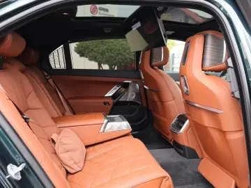 BMW 750e xDrive M Sport INDIVIDUAL Oxfordgrün