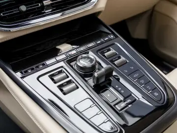 Aston Martin DBX 707