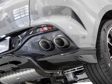 Aston Martin DBX 707