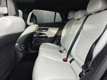 MERCEDES-BENZ GLC 300 d 4M AMG AIRMATIC AHK PANO DISTR STHZ