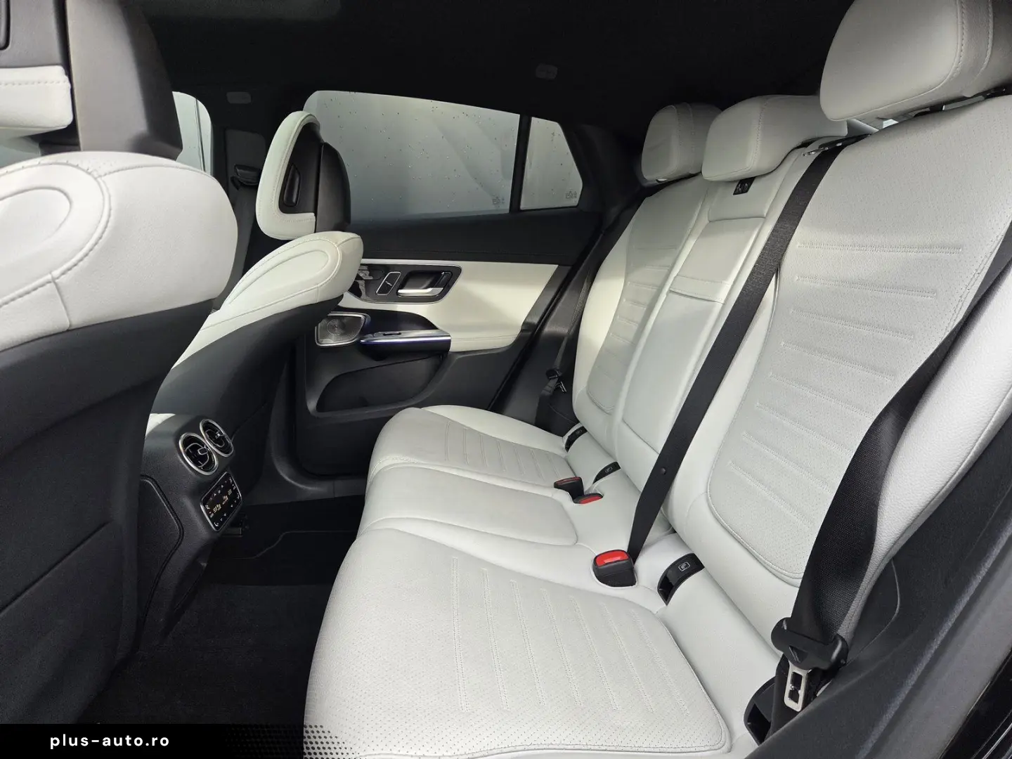 MERCEDES-BENZ GLC 300 d 4M AMG AIRMATIC AHK PANO DISTR STHZ