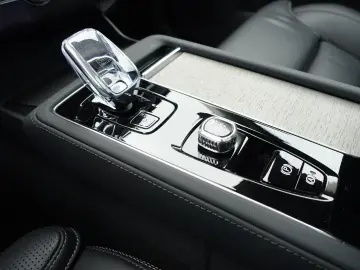 VOLVO XC90 Ultra Dark T8 AWD FourC B&W AHK Pano 360
