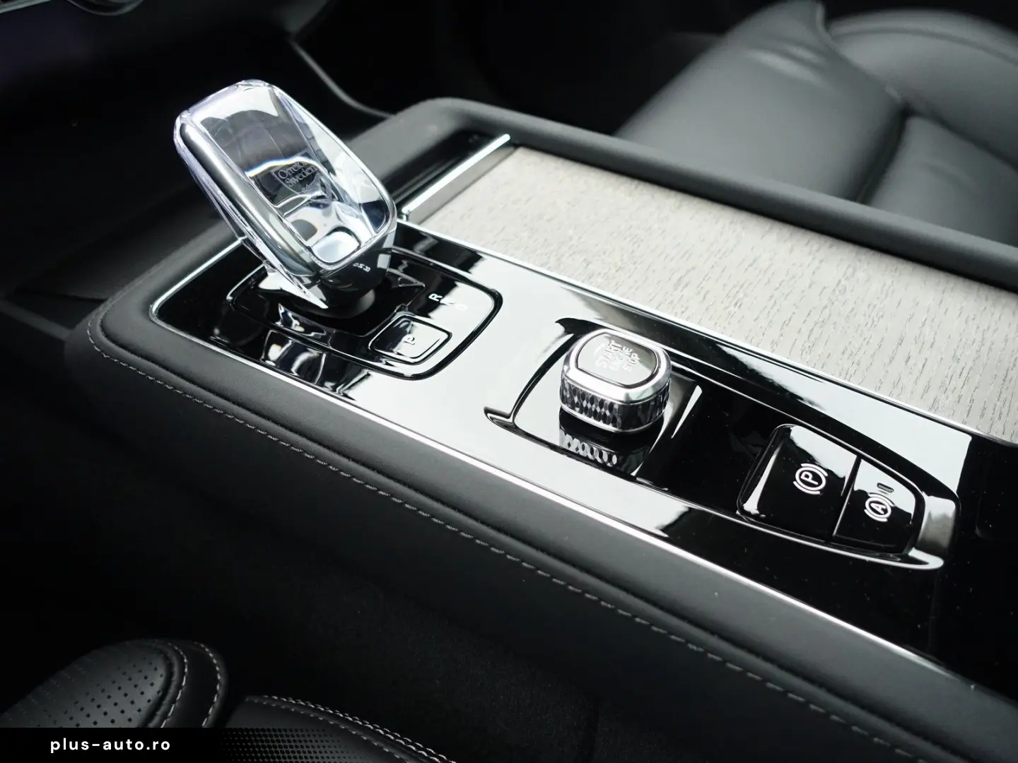 VOLVO XC90 Ultra Dark T8 AWD FourC B&W AHK Pano 360