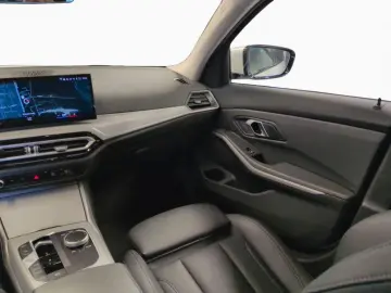 BMW 320i Limo LivePlus GSD AHK SpoSi Tempo DAB 18