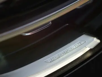 MERCEDES-BENZ GLC 300 e 4Matic AMG PANO MEMORY KAMER…