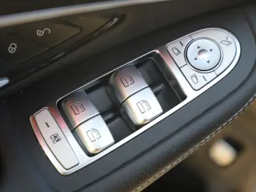 MERCEDES-BENZ GLC 300 e 4Matic AMG PANO MEMORY KAMER…
