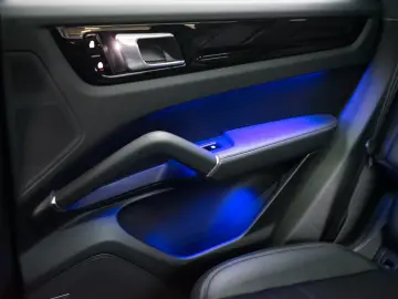 PORSCHE Cayenne E-Hybrid PANO HeadUp MATRIX AHK BOSE 21z