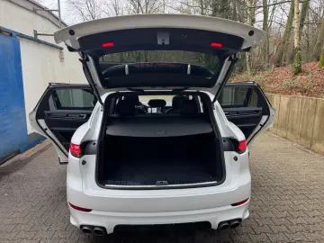 PORSCHE Cayenne S Matrix Chrono Pano Bose Softclose