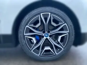 BMW iX xDrive40 Sportpaket Pano Sky DA Prof. 22&apos…