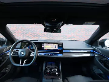 BMW 550e Touring xDrive   M Sport Pro - AHK - Bow&Wi