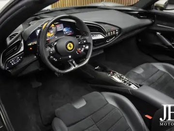 FERRARI SF90 Spider Carbon LIFT JBL CarPlay Verde Masoni