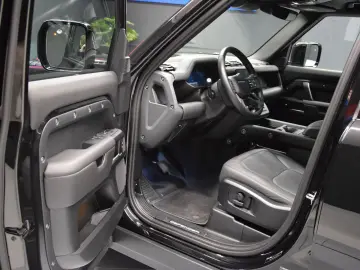 LAND ROVER Defender 110 X-Dynamic HSE 5.0 V8 Pano Matrix