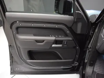 LAND ROVER Defender 110 X-Dynamic HSE 5.0 V8 Pano Matrix