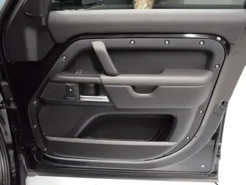 LAND ROVER Defender 110 X-Dynamic HSE 5.0 V8 Pano Matrix