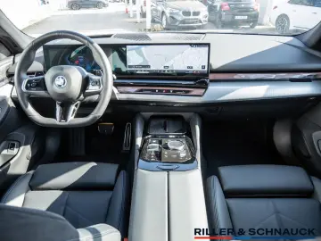 BMW 550e Touring xD M Sport Pro AHK PANO B&W HUD