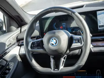 BMW 550e Touring xD M Sport Pro AHK PANO B&W HUD