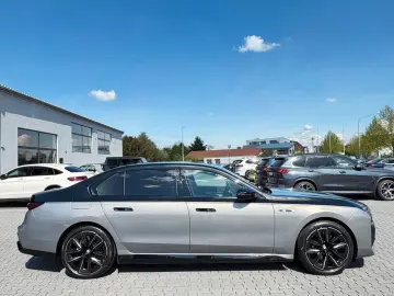 BMW M760e xDrive Two Tone Individual 3xTV SkyLounge
