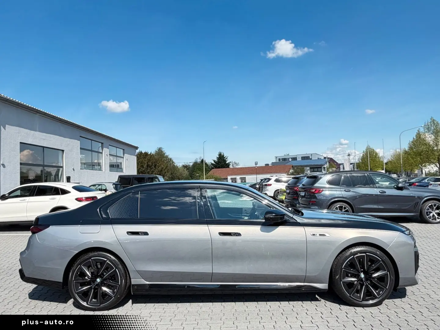 BMW M760e xDrive Two Tone Individual 3xTV SkyLounge