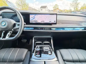 BMW M760e xDrive Two Tone Individual 3xTV SkyLounge