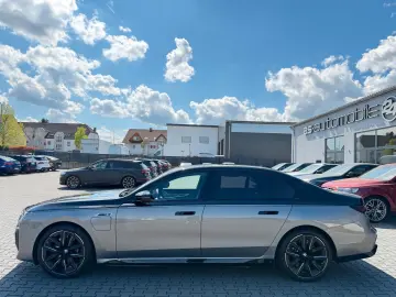 BMW M760e xDrive Two Tone Individual 3xTV SkyLounge