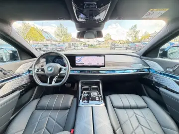 BMW M760e xDrive Two Tone Individual 3xTV SkyLounge