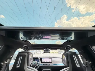 BMW M760e xDrive Two Tone Individual 3xTV SkyLounge