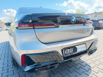 BMW M760e xDrive Two Tone Individual 3xTV SkyLounge