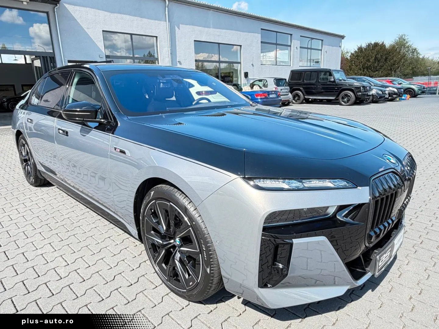 BMW M760e xDrive Two Tone Individual 3xTV SkyLounge
