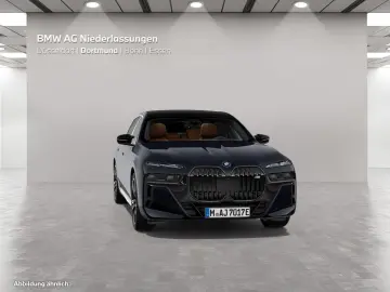 BMW M760e xDrive Limousine M Sport Massage Kamera