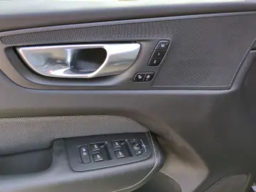 VOLVO XC 60 Plus Black Edition Recharge Plug-In Hybrid
