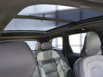 VOLVO XC 60 Plus Black Edition Recharge Plug-In Hybrid