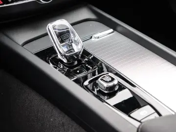 VOLVO XC60 Plus Dark Recharge Plug-In Hybrid AWD T8 Tw
