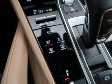 PORSCHE E-Hybrid CoupéPLATINUM-INNO-PANO-HUD-LEDER BEIGE