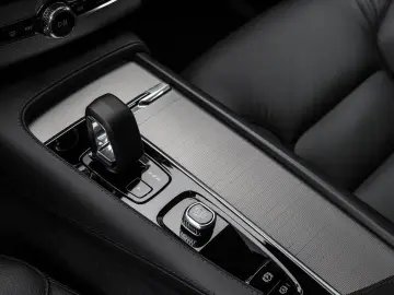 VOLVO XC90 T8 AWD Core NP 87.670 - AHK 20'LMF HK