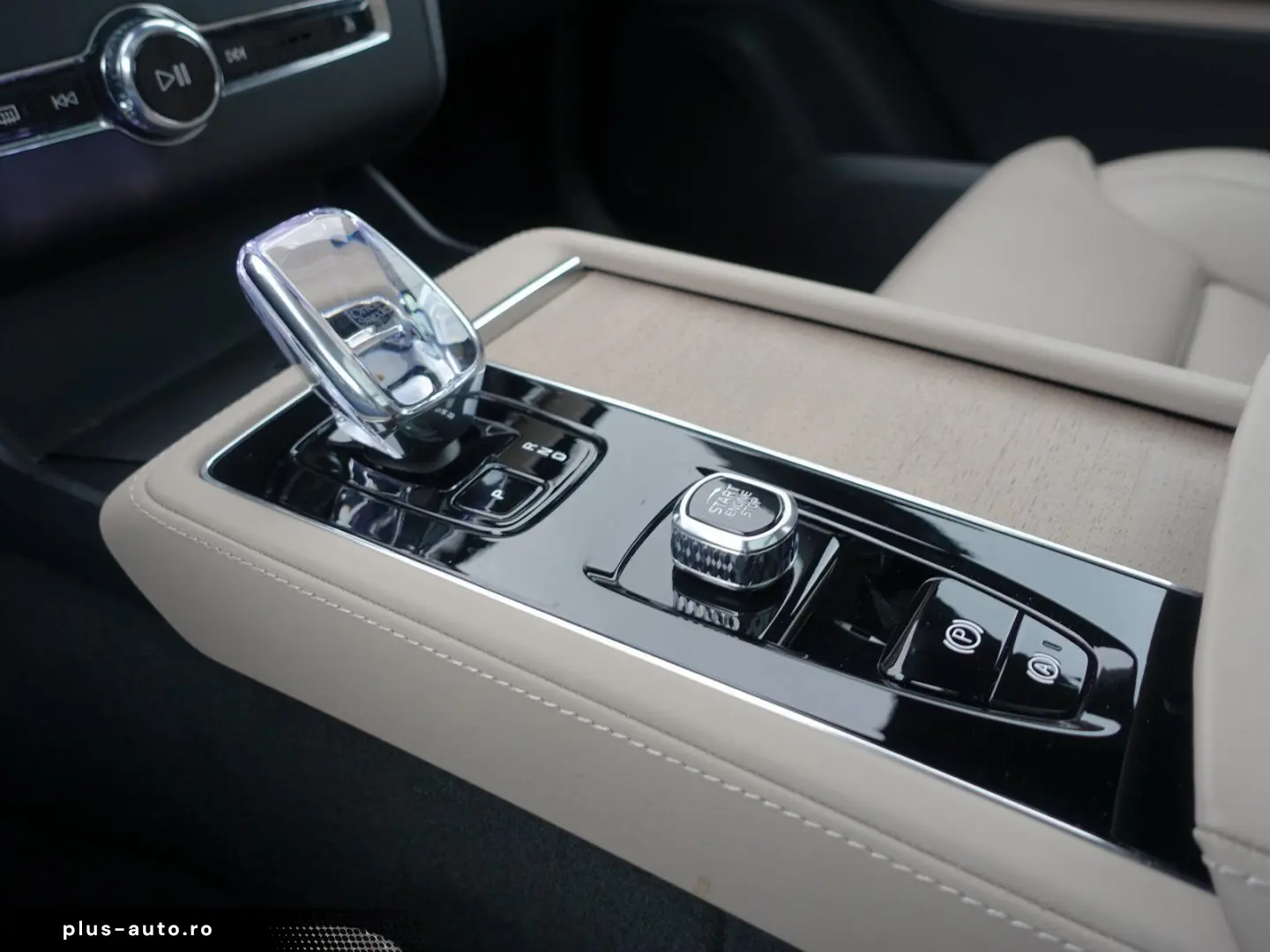 VOLVO XC90 Plus Dark T8 AWD FourC Pano AHK B&W 360
