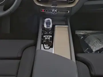 VOLVO XC60 FACELIFT Plus Dark AWD HUD Digitales Cockpi