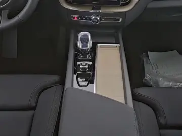VOLVO XC60 FACELIFT Plus Dark AWD HUD Digitales Cockpi