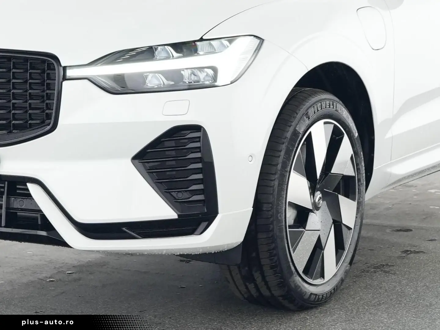 VOLVO XC60 Plus Dark Recharge Plug-In Hybrid AWD