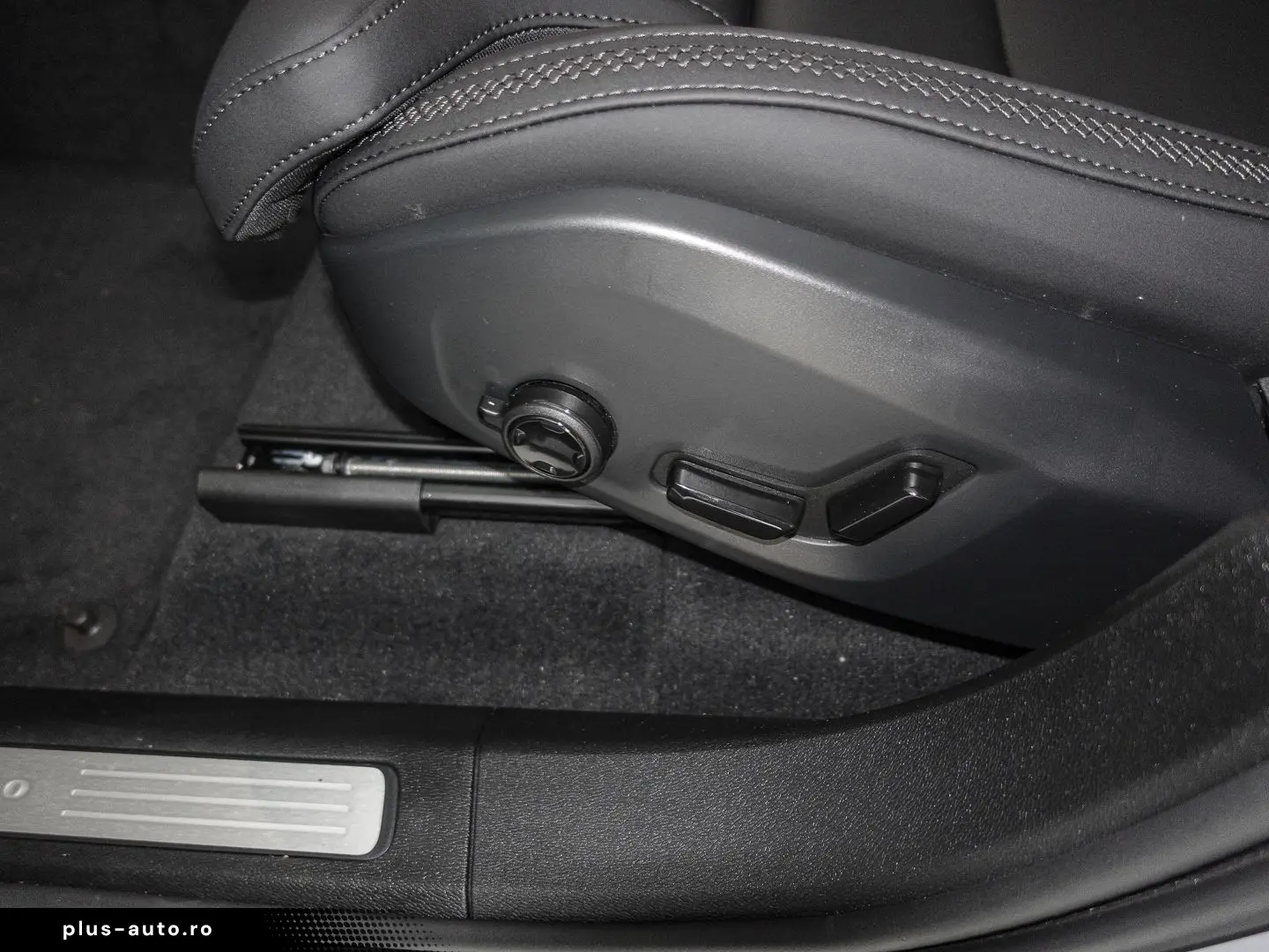 VOLVO XC60 Plus Dark AWD B5 Benzin EU6e Lagom-  Winter