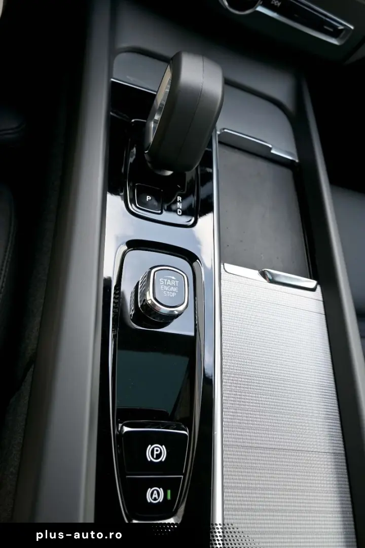 VOLVO XC60 AWD T8 H&K HUD Ultra Dark PANORAMIC 360C