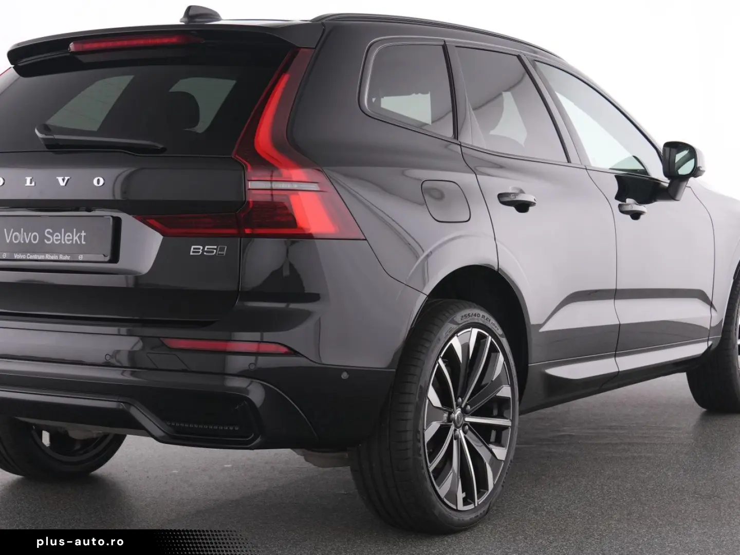 VOLVO XC60 B5 AWD Ultra Dark  AHK LEDER PANO 360 KAM