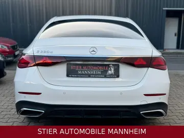 MERCEDES-BENZ E 220 d AMG Line Night PANO LEDER 23TKM KAMERA