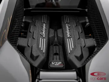LAMBORGHINI Revuelto 6.5 V12 HPEV