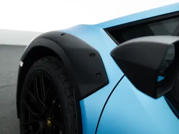 LAMBORGHINI Huracán Sterrato I Blu Arione I Black roof