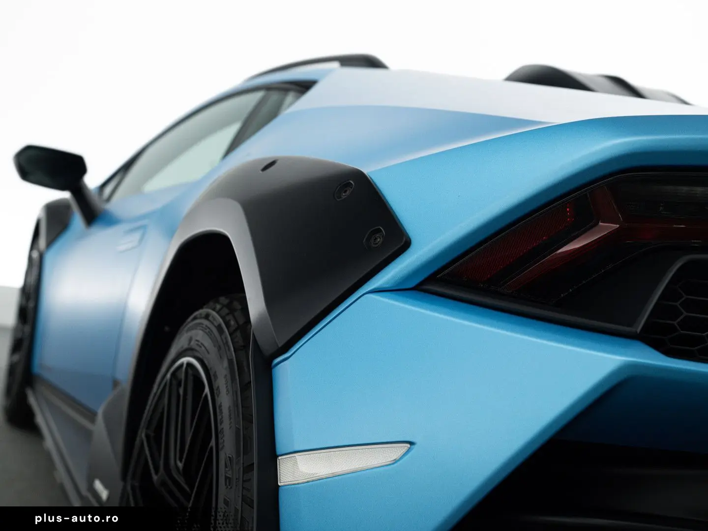 LAMBORGHINI Huracán Sterrato I Blu Arione I Black roof